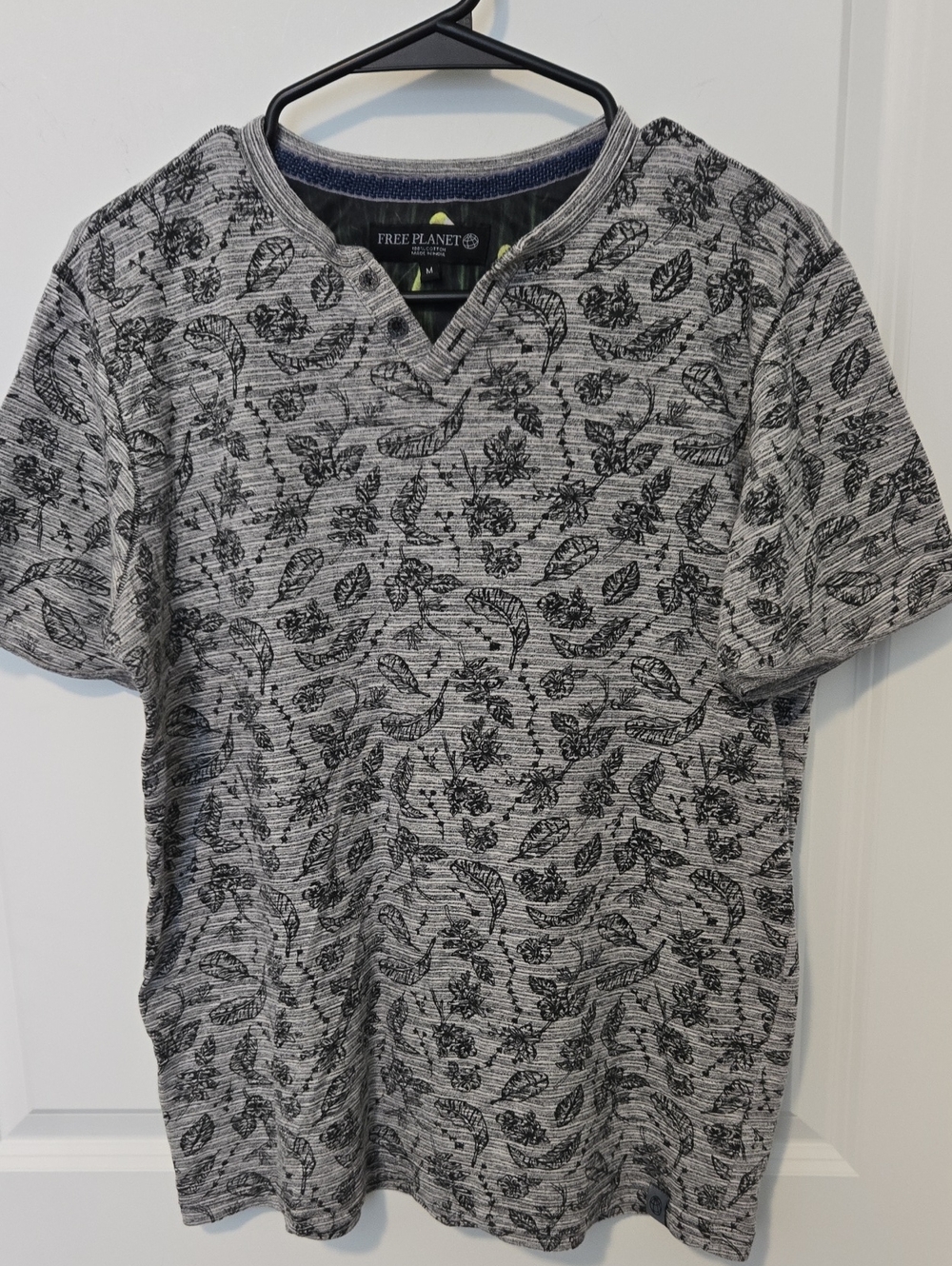 Free Planet Gray/Blue Knit Short Sleeve V-Notch Floral Shirt Mens Med.2017 Great